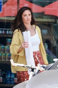 minka-kelly-leaves-a-meat-market-in-los-feliz-07-02-2023-0.jpg