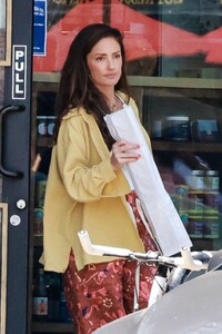 minka-kelly-leaves-a-meat-market-in-los-feliz-07-02-2023-6.jpg