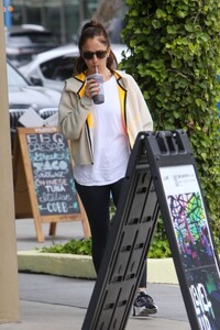 minka-kelly-out-for-a-protein-shake-after-a-workout-in-west-hollywood-06-14-2023-2.jpg