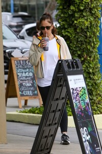 minka-kelly-out-for-a-protein-shake-after-a-workout-in-west-hollywood-06-14-2023-3.jpg