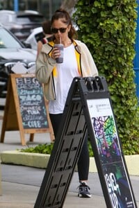 minka-kelly-out-for-a-protein-shake-after-a-workout-in-west-hollywood-06-14-2023-4.jpg