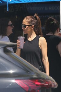 minka-kelly-out-for-acai-juice-in-west-hollywood-07-24-2023-2.jpg