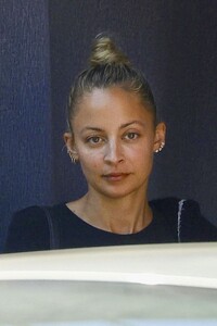 nicole-richie-heading-to-a-nail-salon-in-studio-city-07-30-2023-5.jpg