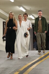 nicole-richie-out-with-friends-at-honor-titus-art-show-in-beverly-hills-07-20-2023-2.jpg