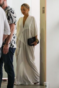 nicole-richie-out-with-friends-at-honor-titus-art-show-in-beverly-hills-07-20-2023-4.jpg