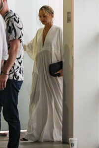 nicole-richie-out-with-friends-at-honor-titus-art-show-in-beverly-hills-07-20-2023-5.jpg