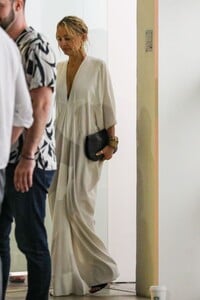 nicole-richie-out-with-friends-at-honor-titus-art-show-in-beverly-hills-07-20-2023-6.jpg