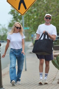 pamela-anderson-in-a-baggy-denim-out-at-malibu-country-mart-05-19-2023-0.jpg