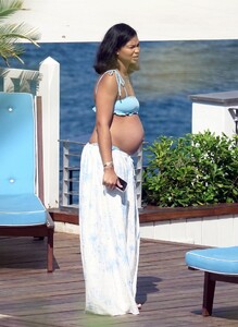 pregnant-chanel-iman-in-bikini-on-vacation-in-capri-05-27-2023-7.jpg