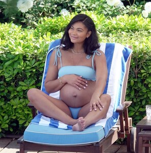 pregnant-chanel-iman-in-bikini-on-vacation-in-capri-05-27-2023-8.jpg
