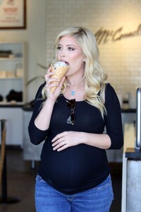 pregnant-heidi-montag-aat-mcconnell-s-ice-cream-in-pacific-palisades-10-24-2022-0.jpg