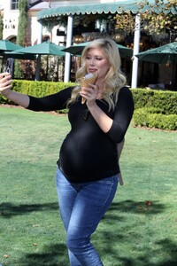 pregnant-heidi-montag-aat-mcconnell-s-ice-cream-in-pacific-palisades-10-24-2022-1.jpg