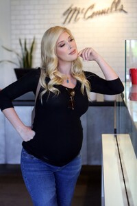 pregnant-heidi-montag-aat-mcconnell-s-ice-cream-in-pacific-palisades-10-24-2022-5.jpg