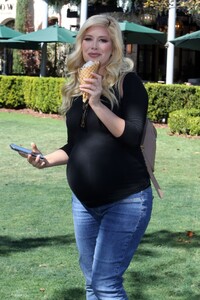 pregnant-heidi-montag-aat-mcconnell-s-ice-cream-in-pacific-palisades-10-24-2022-6.jpg