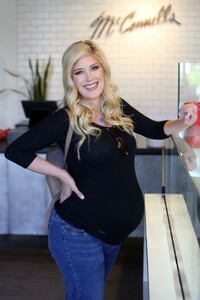 pregnant-heidi-montag-aat-mcconnell-s-ice-cream-in-pacific-palisades-10-24-2022-9.jpg