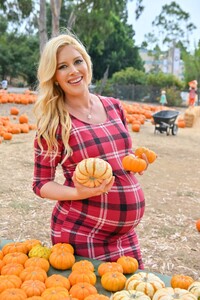 pregnant-heidi-montag-at-a-local-pumpkin-patch-in-los-angeles-10-14-2022-2.jpg
