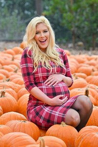 pregnant-heidi-montag-at-a-local-pumpkin-patch-in-los-angeles-10-14-2022-3.jpg