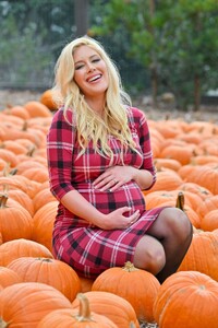 pregnant-heidi-montag-at-a-local-pumpkin-patch-in-los-angeles-10-14-2022-4.jpg
