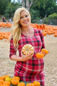 pregnant-heidi-montag-at-a-local-pumpkin-patch-in-los-angeles-10-14-2022-5.jpg