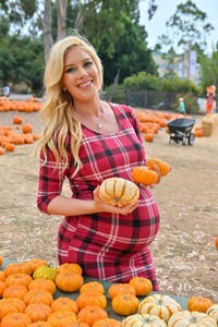 pregnant-heidi-montag-at-a-local-pumpkin-patch-in-los-angeles-10-14-2022-6.jpg