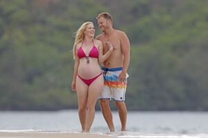 pregnant-heidi-montag-in-bikini-and-spencer-pratt-at-a-beach-in-hawaii-08-22-2022-0.jpg