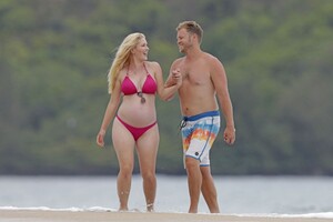 pregnant-heidi-montag-in-bikini-and-spencer-pratt-at-a-beach-in-hawaii-08-22-2022-11.jpg