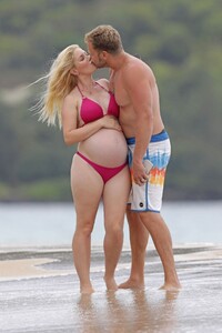 pregnant-heidi-montag-in-bikini-and-spencer-pratt-at-a-beach-in-hawaii-08-22-2022-12.jpg