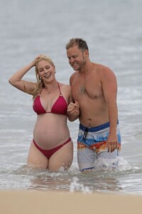 pregnant-heidi-montag-in-bikini-and-spencer-pratt-at-a-beach-in-hawaii-08-22-2022-3.jpg