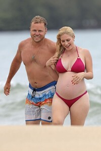 pregnant-heidi-montag-in-bikini-and-spencer-pratt-at-a-beach-in-hawaii-08-22-2022-4.jpg