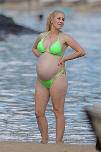 pregnant-heidi-montag-in-bikini-at-a-beach-in-hawaii-08-14-2022-3.jpg