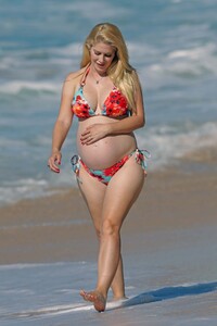 pregnant-heidi-montag-in-bikini-at-a-beach-in-hawaii-08-16-2022-0.jpg