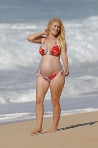 pregnant-heidi-montag-in-bikini-at-a-beach-in-hawaii-08-16-2022-4.jpg