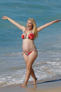 pregnant-heidi-montag-in-bikini-at-a-beach-in-hawaii-08-16-2022-5.jpg