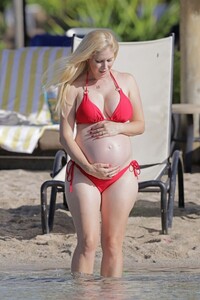 pregnant-heidi-montag-in-bikini-at-a-beach-in-hawaii-08-19-2022-2.jpg