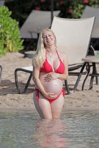 pregnant-heidi-montag-in-bikini-at-a-beach-in-hawaii-08-19-2022-3.jpg
