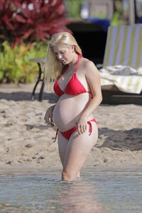 pregnant-heidi-montag-in-bikini-at-a-beach-in-hawaii-08-19-2022-5.jpg
