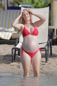 pregnant-heidi-montag-in-bikini-at-a-beach-in-hawaii-08-19-2022-6.jpg