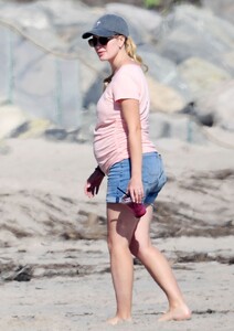 pregnant-heidi-montag-out-at-a-beach-in-los-angeles-07-15-2022-1.jpg