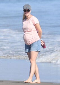 pregnant-heidi-montag-out-at-a-beach-in-los-angeles-07-15-2022-3.jpg