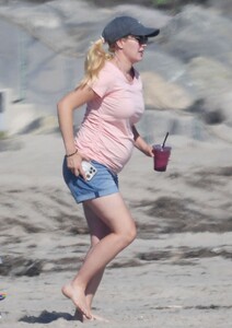 pregnant-heidi-montag-out-at-a-beach-in-los-angeles-07-15-2022-7.jpg
