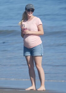 pregnant-heidi-montag-out-at-a-beach-in-los-angeles-07-15-2022-9.jpg
