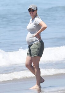 pregnant-heidi-montag-out-at-a-beach-in-los-angeles-07-20-2022-0.jpg