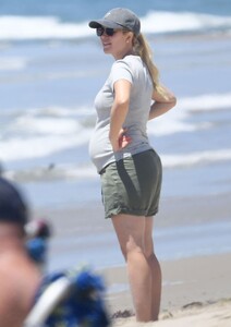pregnant-heidi-montag-out-at-a-beach-in-los-angeles-07-20-2022-3.jpg