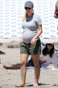 pregnant-heidi-montag-out-at-a-beach-in-los-angeles-07-20-2022-8.jpg