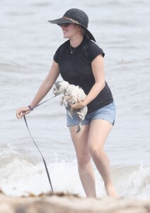 pregnant-heidi-montag-out-with-her-dog-at-a-beach-in-los-angeles-08-04-2022-4.jpg
