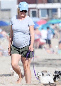 pregnant-heidi-montag-out-with-her-dog-on-the-beach-in-los-angeles-08-09-2022-5.jpg