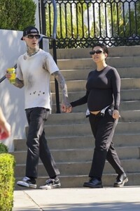 pregnant-kourtney-kardashian-and-travis-barker-out-for-coffee-in-calabasas-07-20-2023-0.jpg