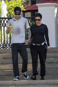 pregnant-kourtney-kardashian-and-travis-barker-out-for-coffee-in-calabasas-07-20-2023-1.jpg