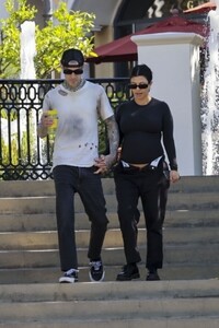 pregnant-kourtney-kardashian-and-travis-barker-out-for-coffee-in-calabasas-07-20-2023-3.jpg