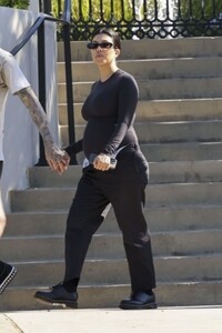 pregnant-kourtney-kardashian-and-travis-barker-out-for-coffee-in-calabasas-07-20-2023-4.jpg